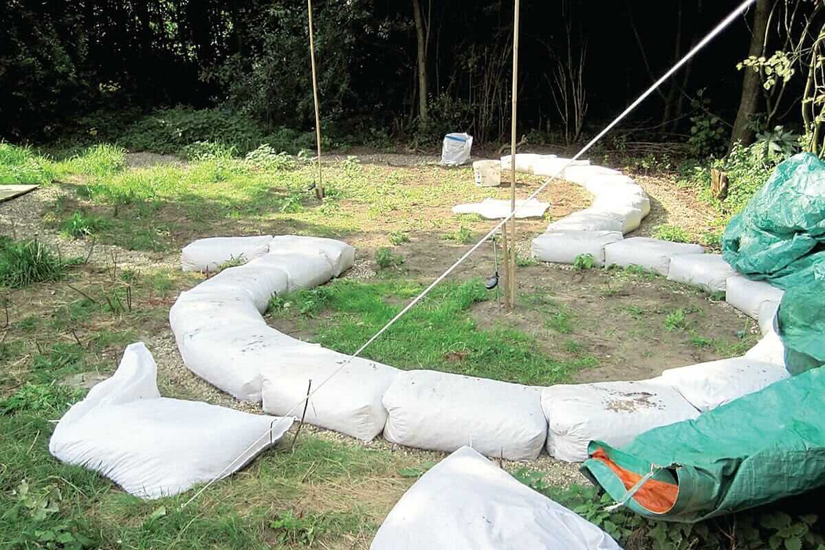 On top of the gravel, the builders layered misprinted polypropylene bags filled with more gravel.